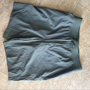 Mens Lululemon green athletic shorts in excellent condition